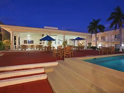 Holiday Inn Express Cancun 3*,